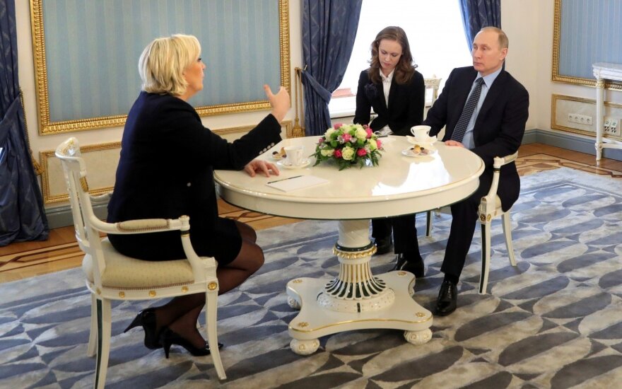 Marine Le Pen ir Vladimiras Putinas 