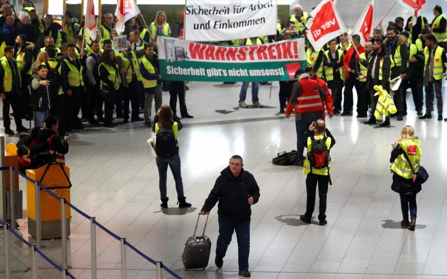 Dėl streiko Vokietijos oro uostuose atšaukiama šimtai skrydžių