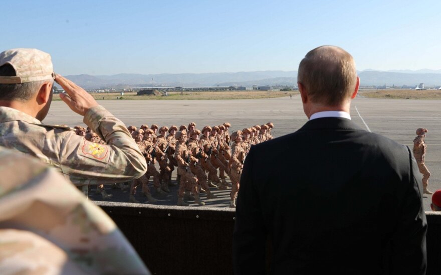 Vladimiras Putinas Chmeimimo oro pajėgų bazėje Sirijoje