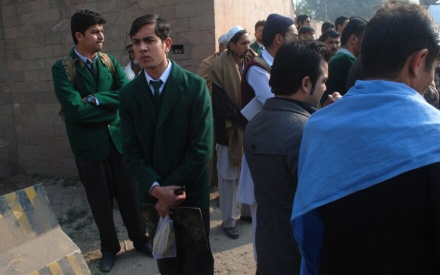 В Пакистане скорбят о жертвах нападения талибов на школу