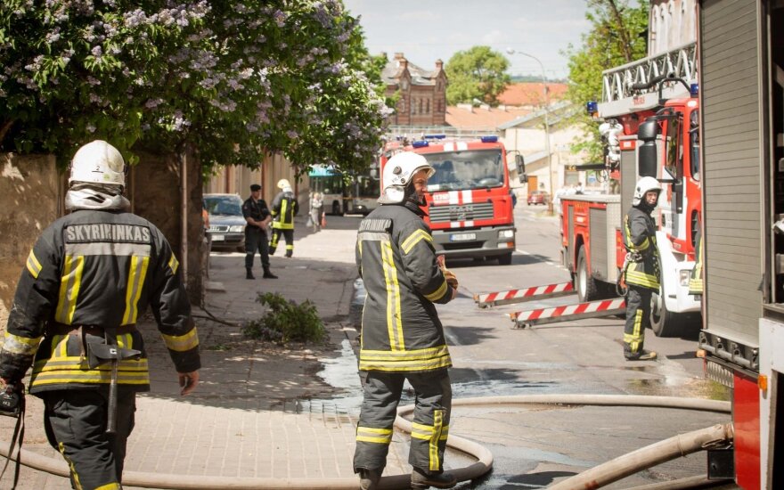 В Вильнюсе спасатели вытащили из горевшей квартиры троих человек