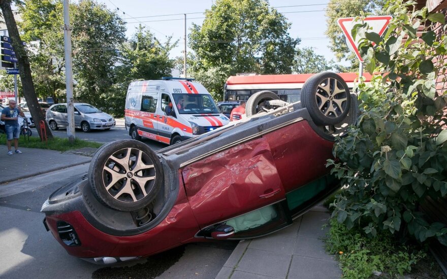 Авария в Вильнюсе: один автомобиль въехал в столб, другой перевернулся