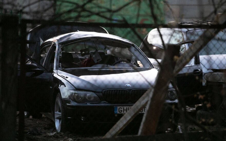 В Вильнюсе около ТЦ в автомобиль был брошен подозрительный предмет - произошел взрыв