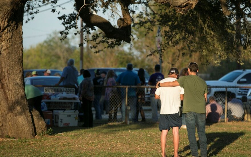 Žmonės Teksase gedi žuvusiųjų per šaudynes bažnyčioje
