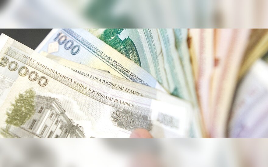 Белорусский рубль снова "прогнулся" перед долларом и евро