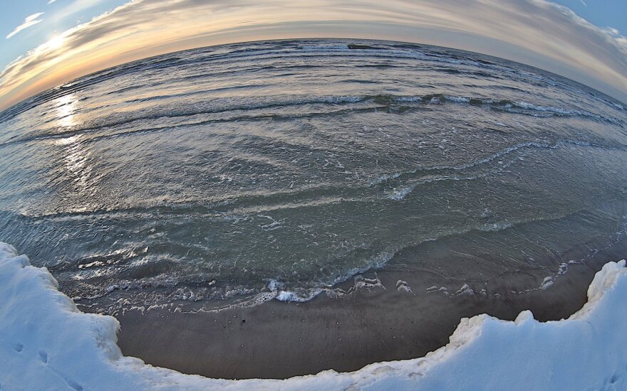 ФОТО: Финские пляжи засыпало ледяными яйцами