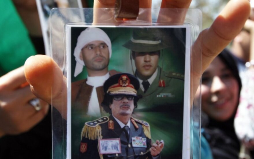 M.Gaddafi ir jo sūnų nuotrauka