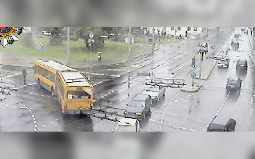 В Вильнюсе полиция сняла на камеру, как автобус сбил человека