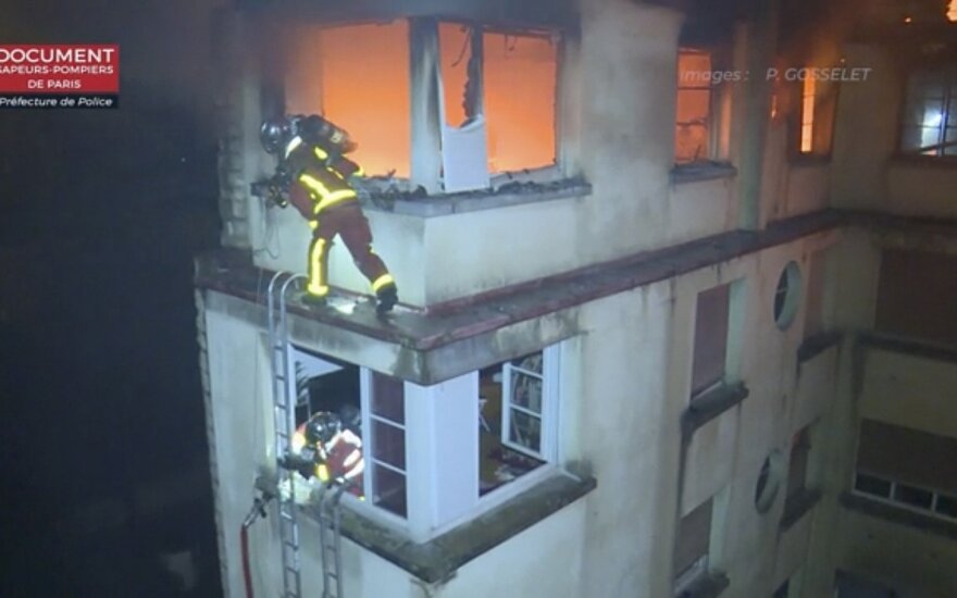 Paryžiuje po pražūtingo naktinio gaisro suimta įtariama padegėja