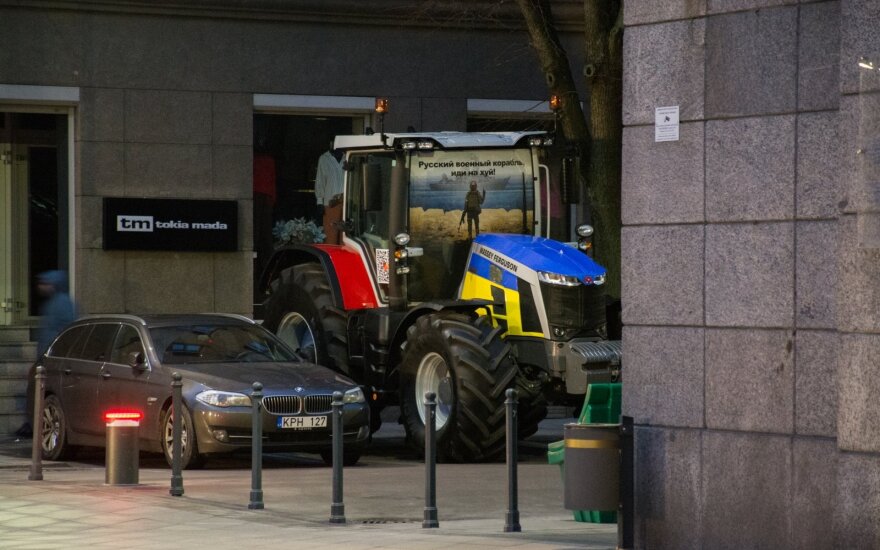 Traktorius prie Kauno miesto savivaldybės / D. Biržiečio nuotr.