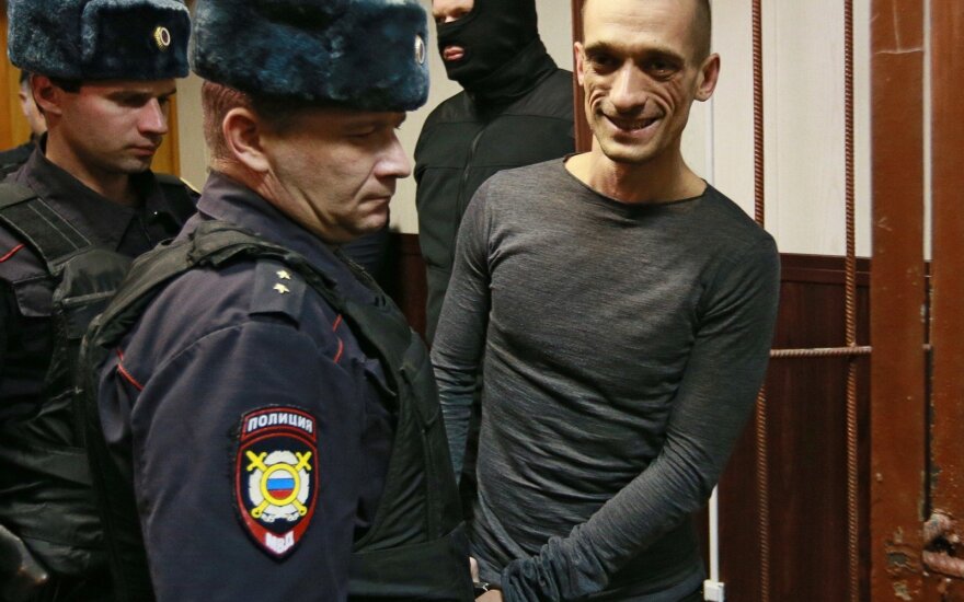 Павленского признали виновным в вандализме и освободили от наказания