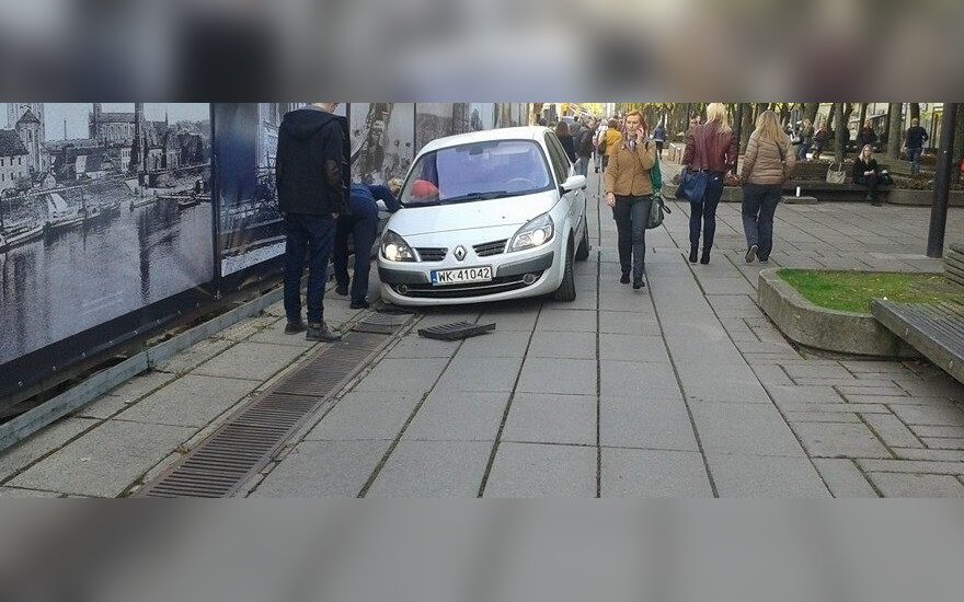 На аллее Лайсвес провалился автомобиль гражданина Польши