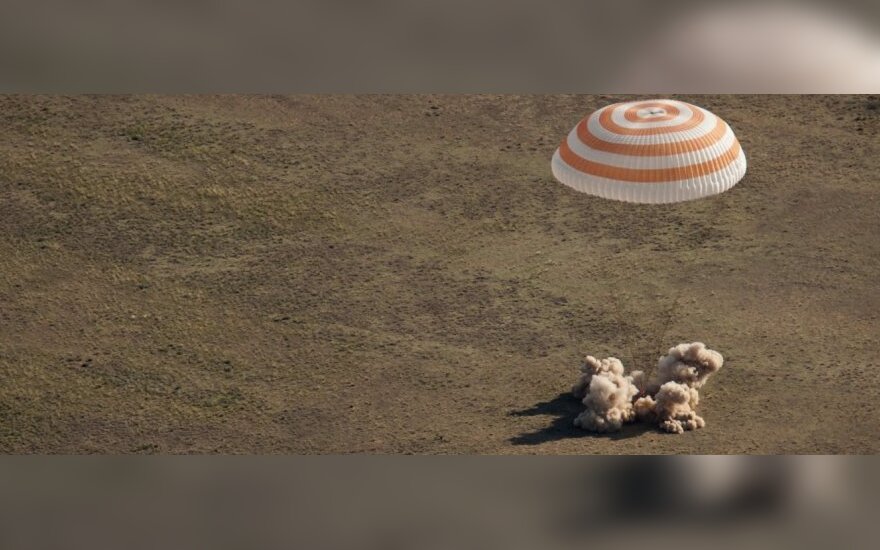 „Sojuz“ su trijų žmonių įgula saugiai nusileido Kazachstane
