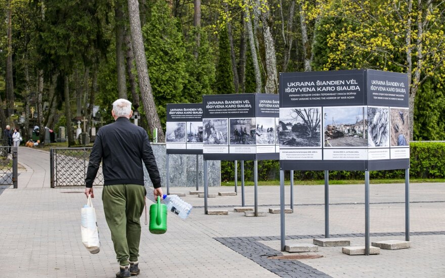 На Антакальнисское кладбище к мемориалу советским воинам жители приходили и в воскресенье