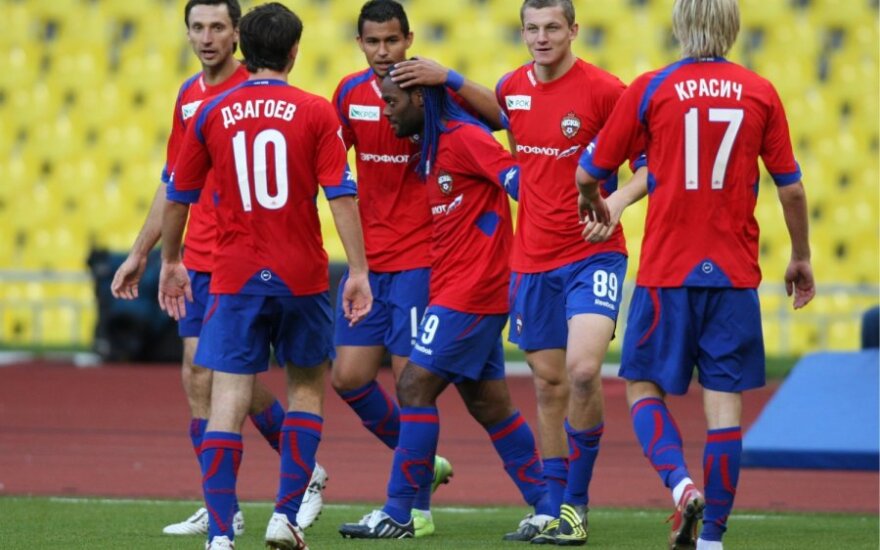 D.Šemberas (kairėje) ir CSKA futbolininkai