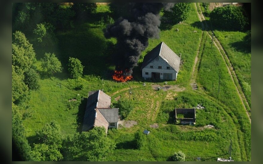 Пилоты вертолета погранслужбы с воздуха заметили пожар в Вильнюсском районе
