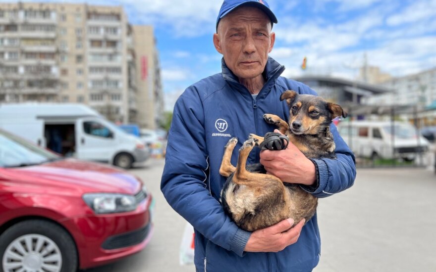 "Я ей пообещал, что мы дойдем!": как 60-летний мариуполец вышел пешком из города вместе с собакой