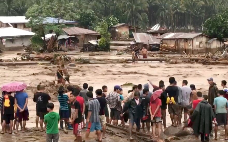 Число жертв тропического шторма на Филиппинах выросло до 240 человек