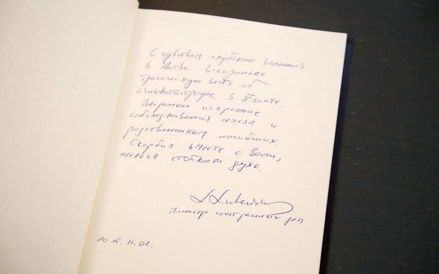 Спикер Cейма и глава МИДа Литвы оставили подписи в книге соболезнований в посольстве РФ