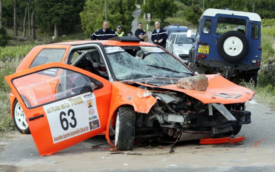 Prancūzijoje lenktyniniam automobiliui įsirėžus į minią, žuvo du žmonės