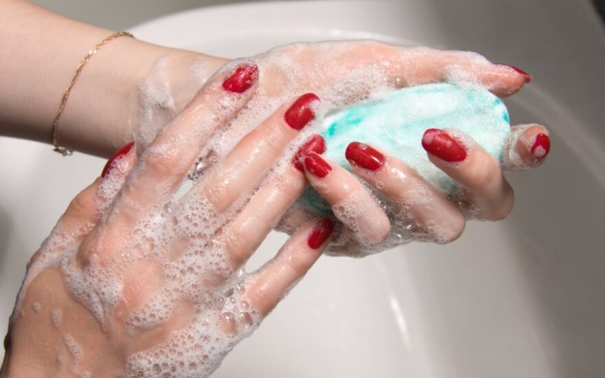 Исследование: 95% человек плохо моют руки после посещения уборной