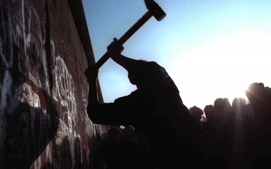30 лет без Берлинской стены. Как 22 тысячи незнакомцев создали арт-объект