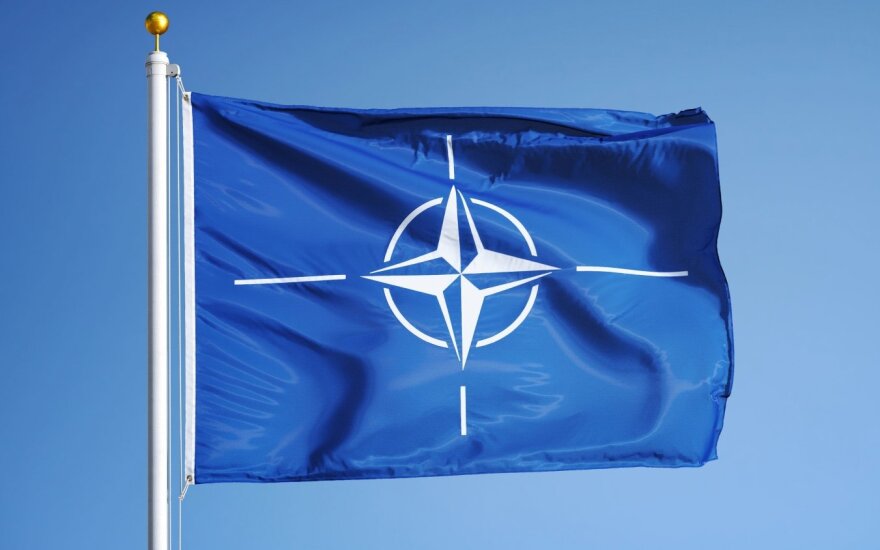 NATO vėliava