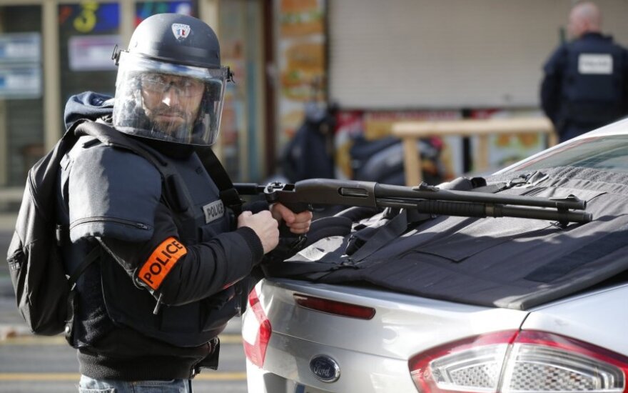 Подозреваемый в организации парижских терактов доставлен в суд для допроса