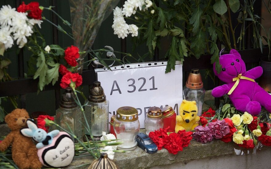 У посольства России в Вильнюсе — цветы в память о погибших в катастрофе