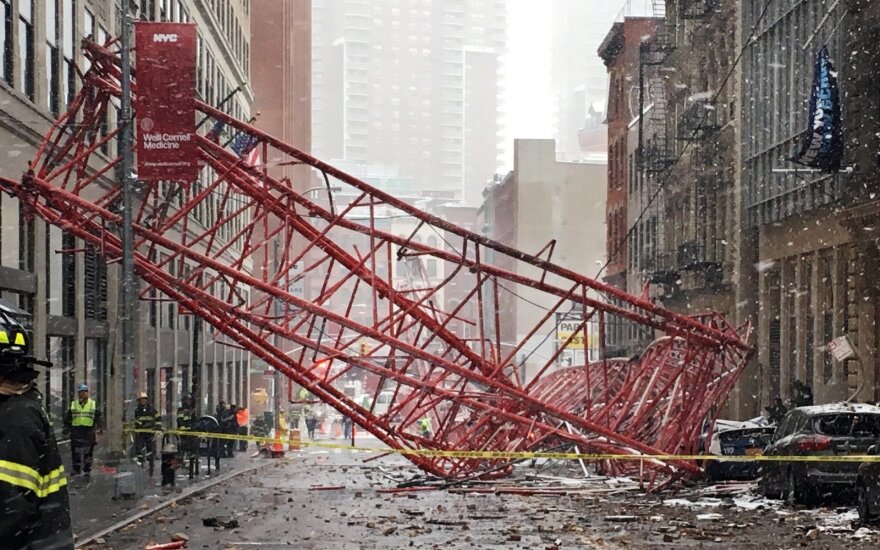 Один человек погиб при падении строительного крана в Нью-Йорке