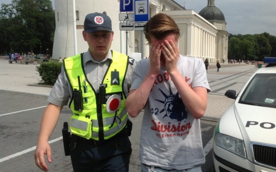 Паломники возмущены: полиция защищает голландца, раздевшегося догола у собора
