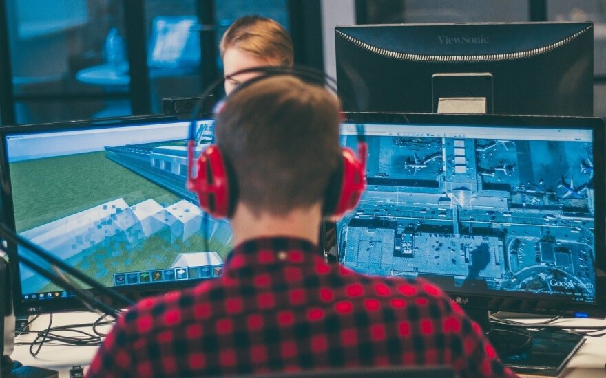 Statybos Minecraft: tunelis, SpaceX biuras, oro uostas