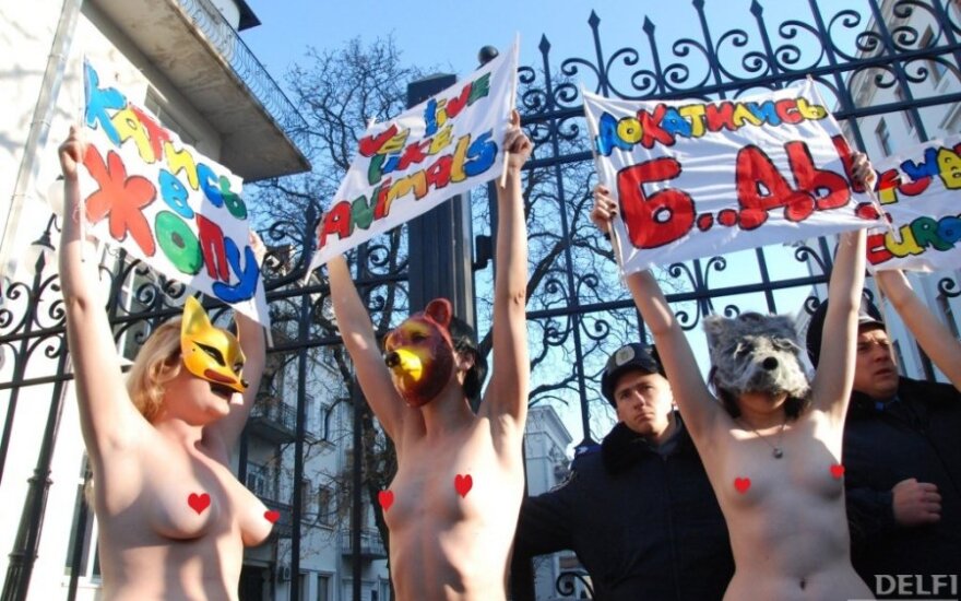 Femen потребовали от Януковича не дружить с Кубой