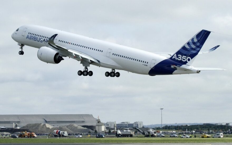 Новый лайнер Airbus A350 совершил первый полет