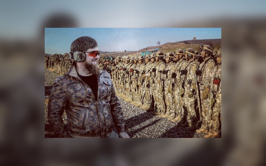 Кадыров опубликовал фото с винтовкой и обращением к "непонятливым"