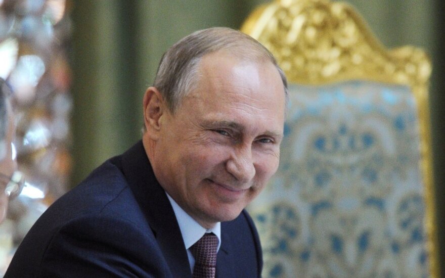 Художница подарила Путину его портрет, написанный голой грудью