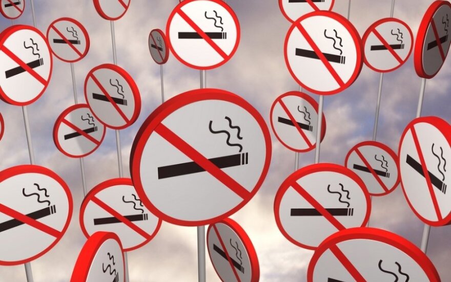 Минздрав Литвы предлагает: одинаковая упаковка, запрет на курение в летних кафе и на балконах
