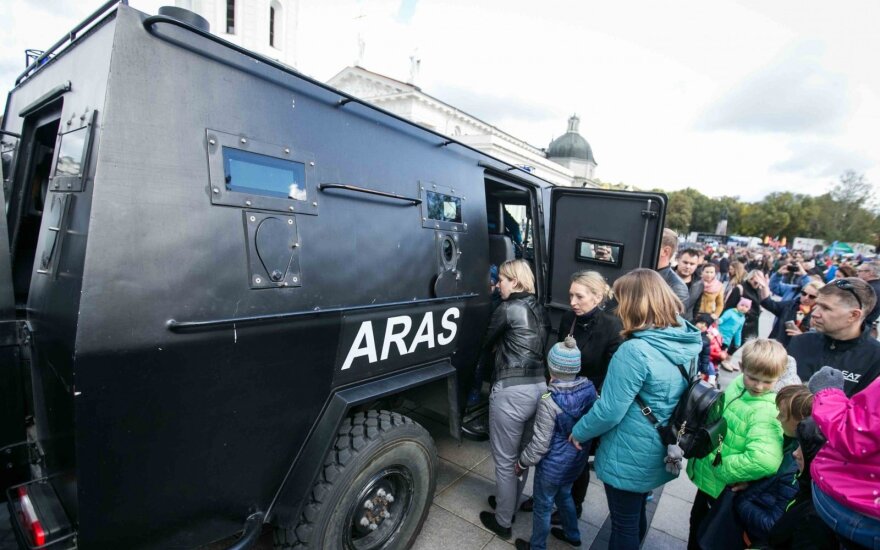 Литовская полиция организовала шоу кинологов, мотоакробатов, лошадей и бойцов Aras