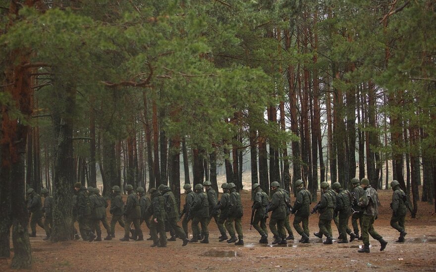 В инфекционную больницу попали еще двое военных