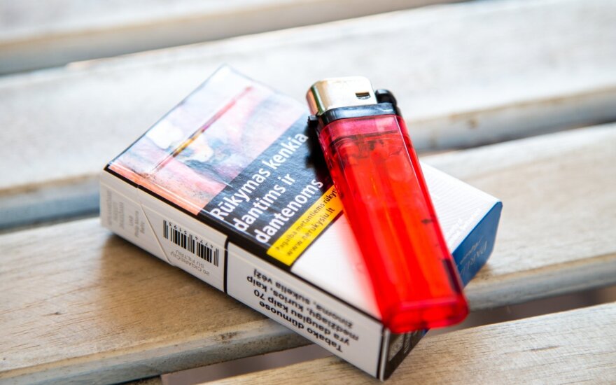Один житель Литвы старше 15 лет в 2019 году приобрел 57 пачек легальных сигарет, алкоголя - чуть более 11 литров