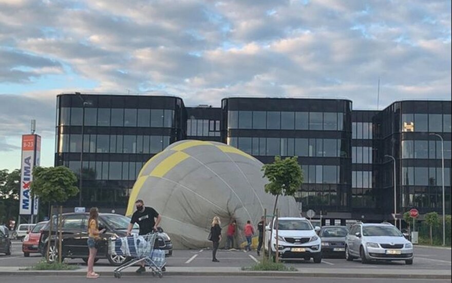 В центре Каунаса аварийную посадку совершил воздушный шар