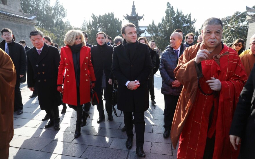 Президент Франции преподнес лидеру КНР в подарок коня по кличке Везувий