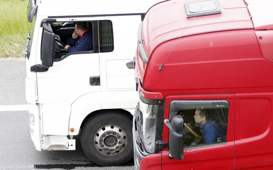 Kaune trijų sunkvežimių avarija paralyžiavo eismą: vairuotojai įkalinti ilgam