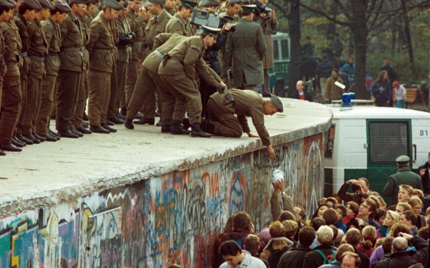 Страны Балтии назвали падение Берлинской стены "крахом империи зла"