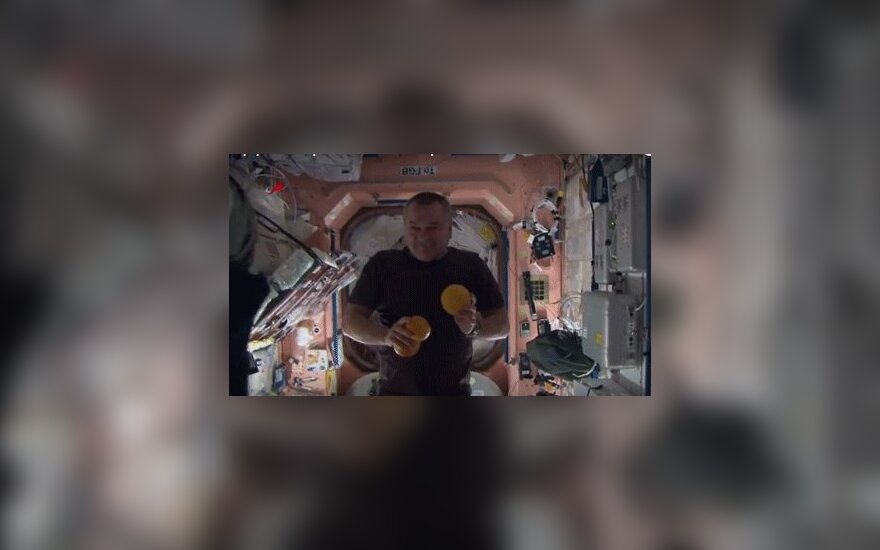 Роскосмос показал, как развлекается экипаж МКС на орбите