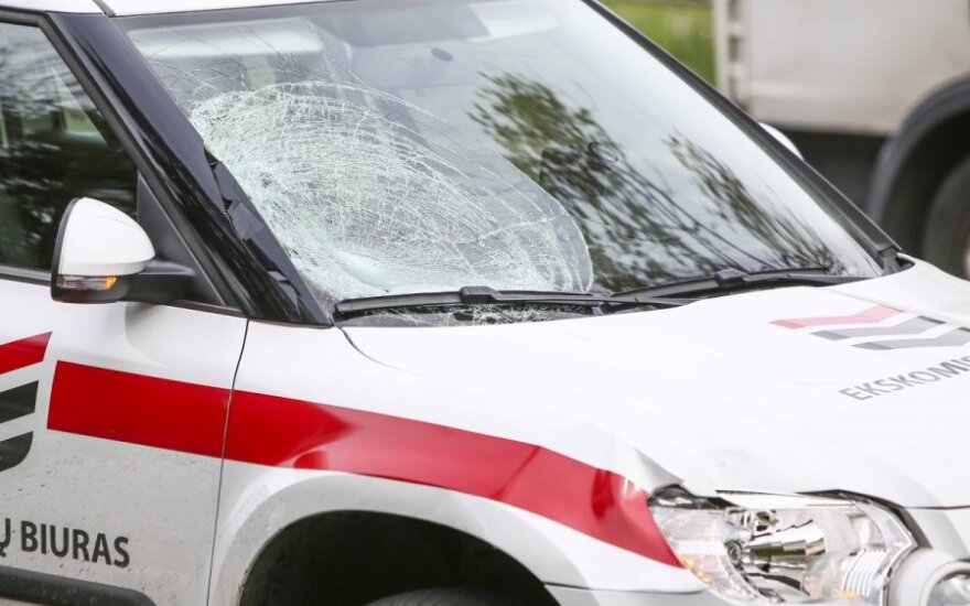 Автомобиль Ekskomisarų biuras сбил бежавшую через дорогу женщину