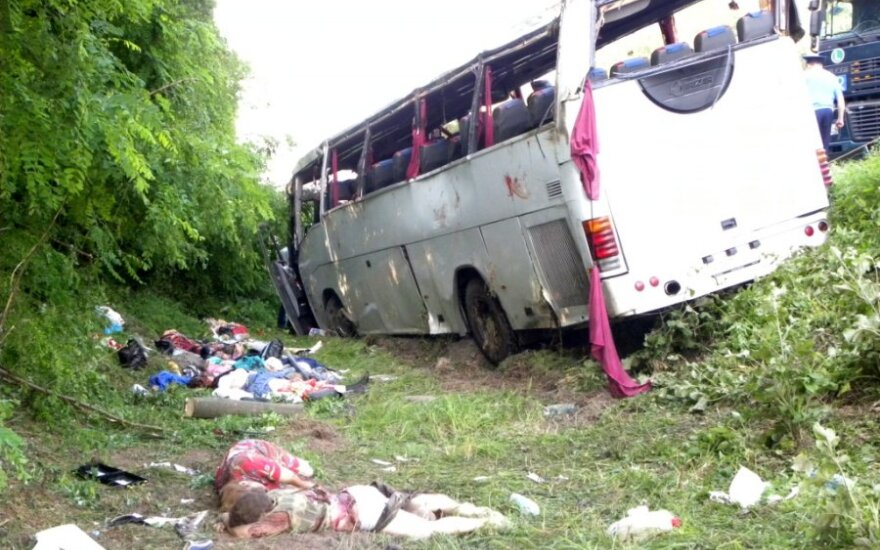Ukrainoje apvirtus rusų maldininkų autobusui žuvo 14 žmonių