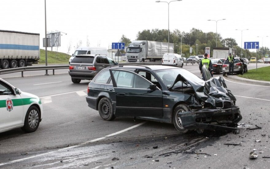 ДТП в Вильнюсе: BMW врезался в VW Passat, пострадали 4 человека
