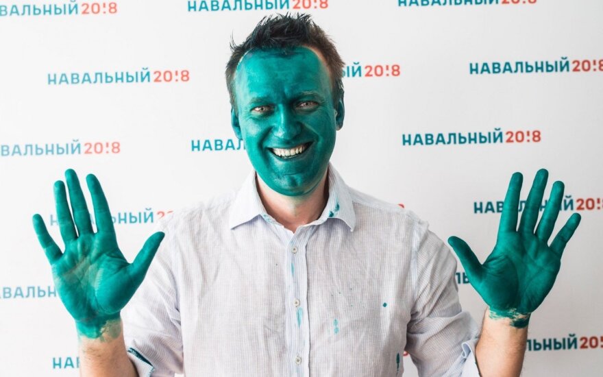 Навального облили зеленкой на открытии предвыборного штаба в Барнауле