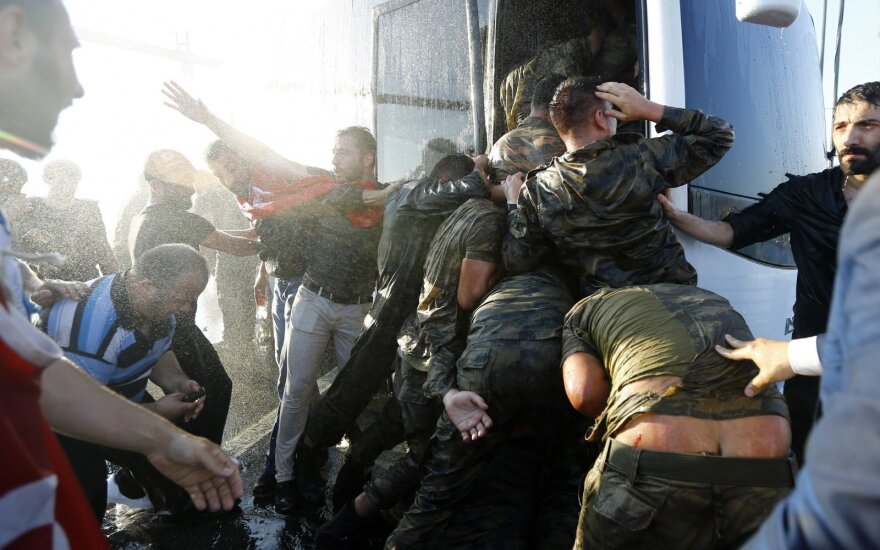 Perversme dalyvavusių Turkijos karių sulaikymas